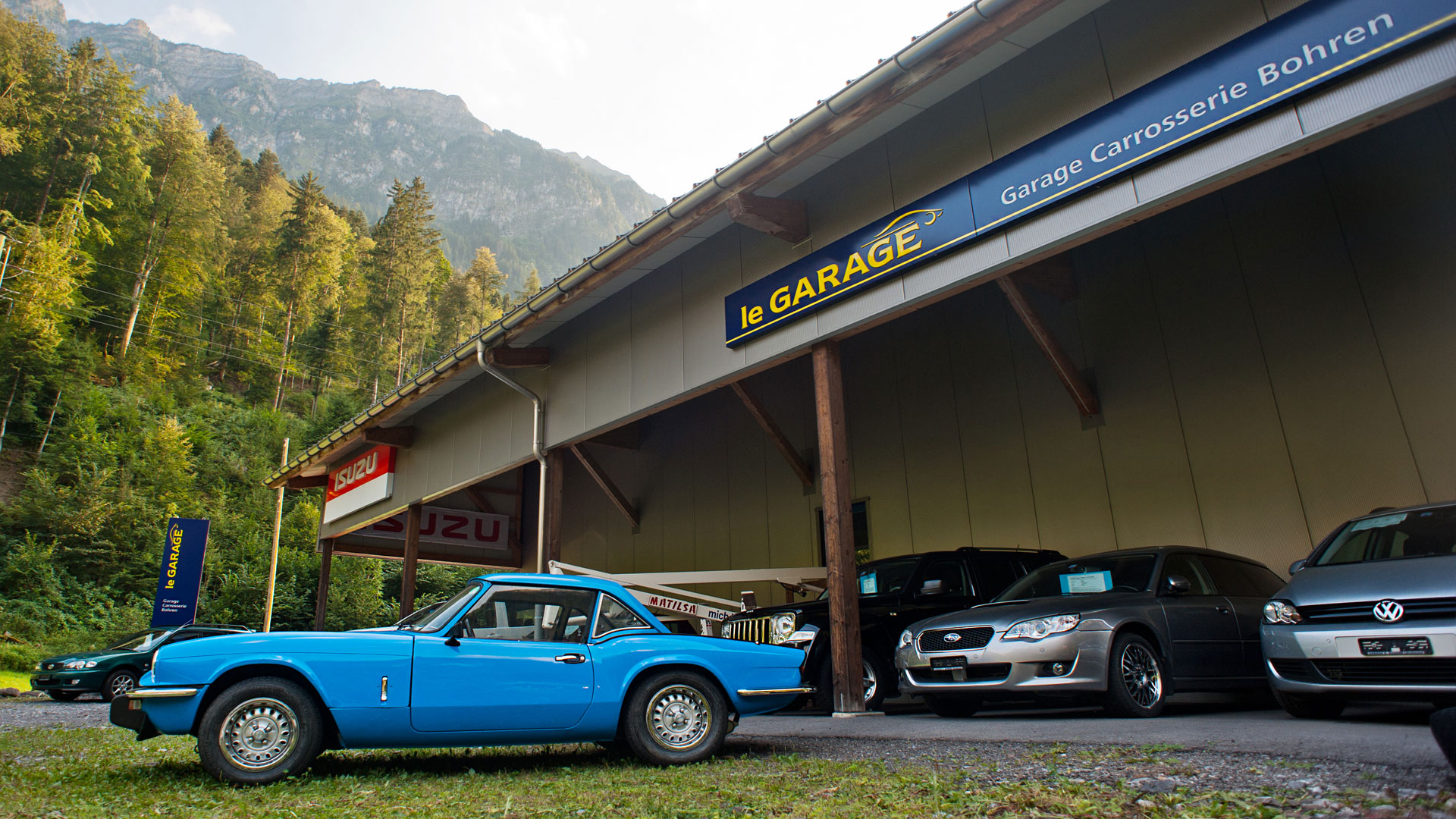 Wagen von ISUZU vor der Garage